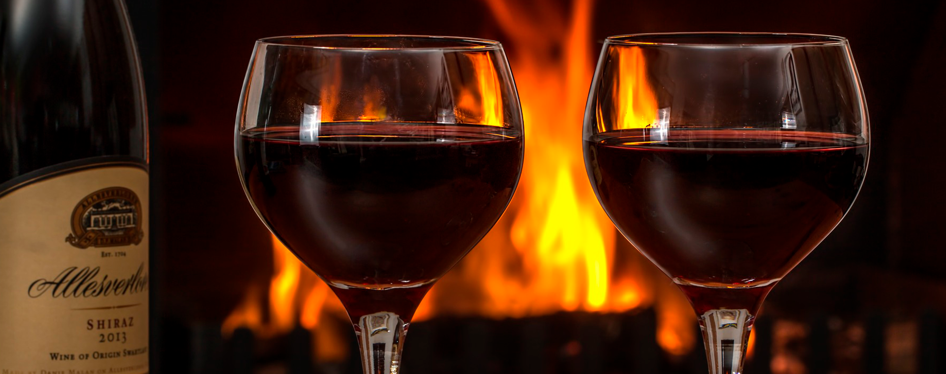 Uma taça de vinho ao lado de uma garrafa de vinho